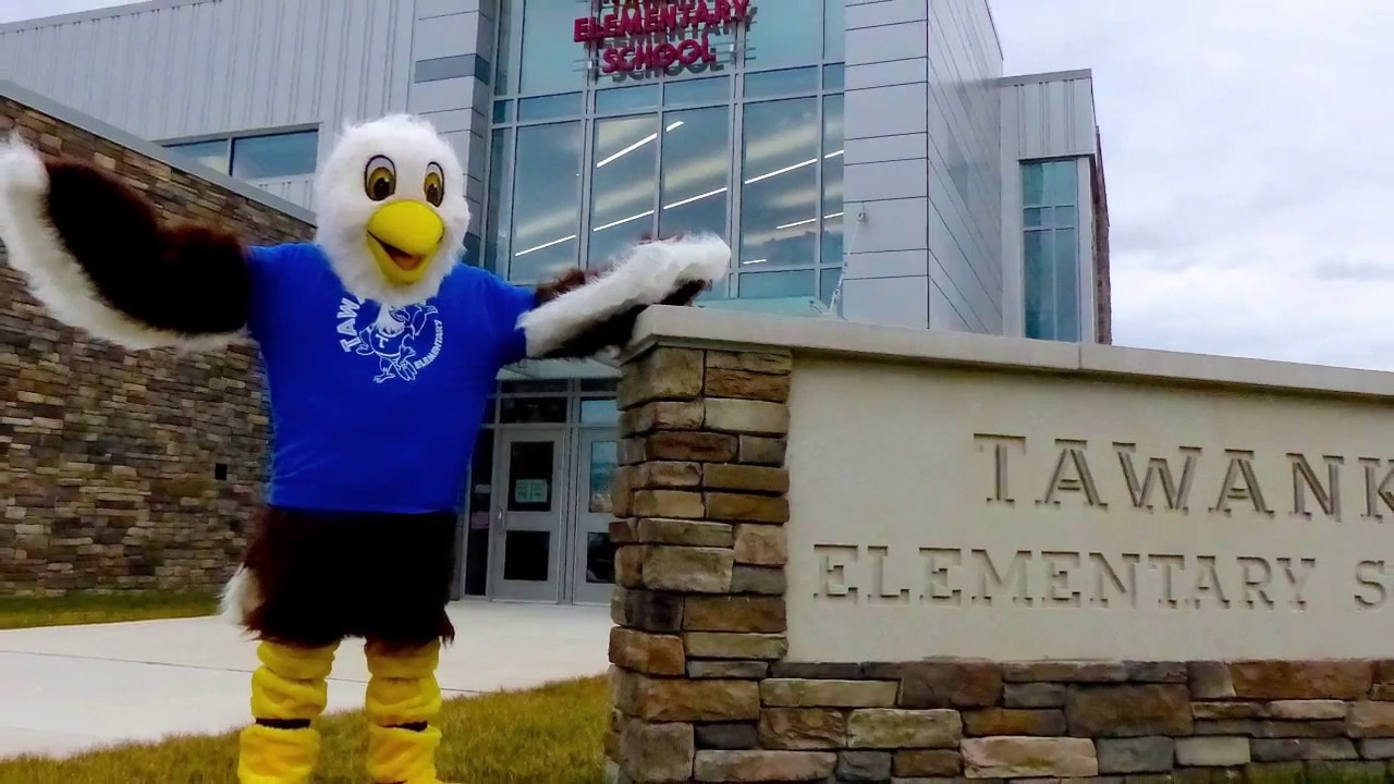 Tawanka Elementary School meets their new mascot