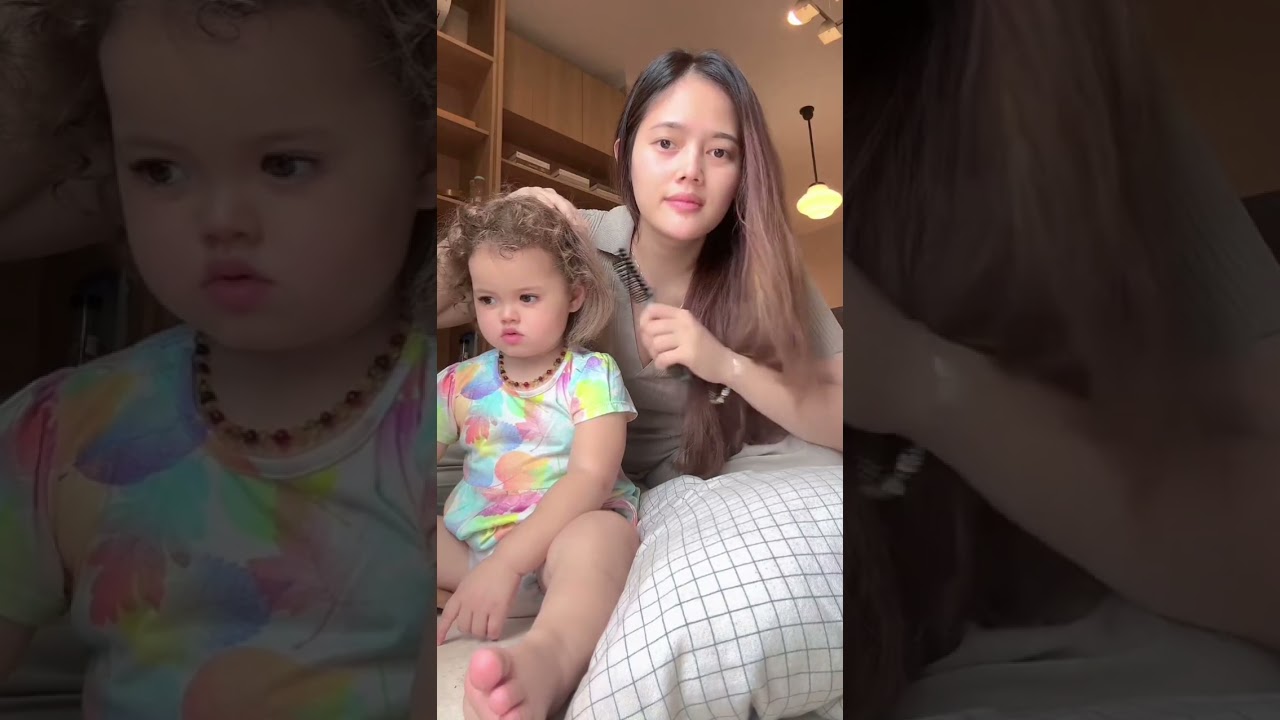 Icha Anisa  lagi menyisir rambut anak 