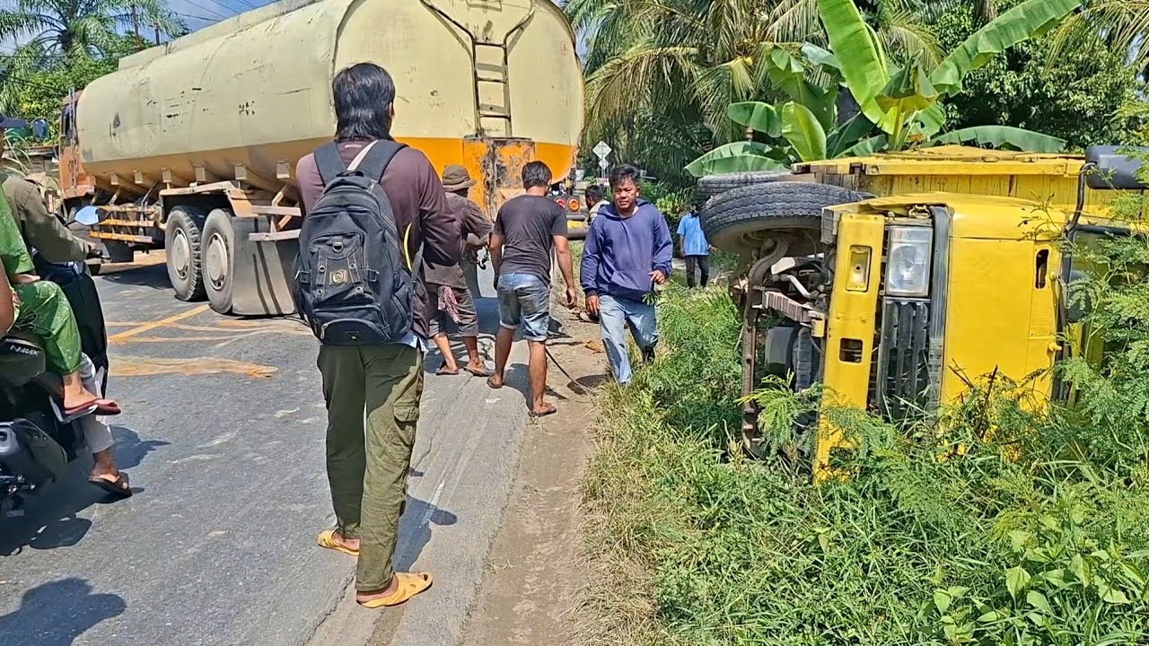 EVAKUASI-DEMI KESELAMATAN KENDARAAN LAIN TRUK COLDIESEL TERBALIK