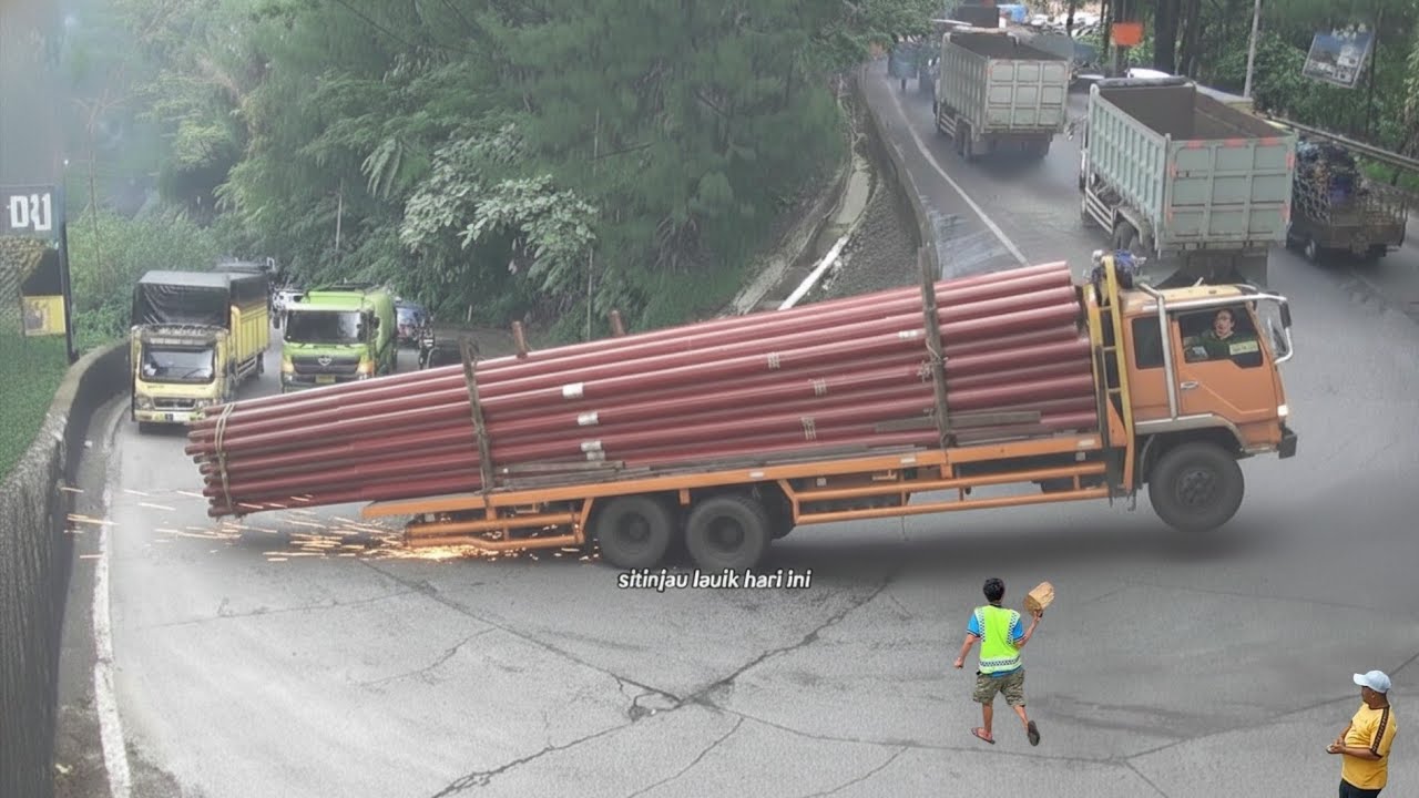 Ngeri‼️Menit Menit M3ng3rikan Truk Fuso Muatan Besi Panjang Kewalahan Nanjak Di Sitinjau Lauik