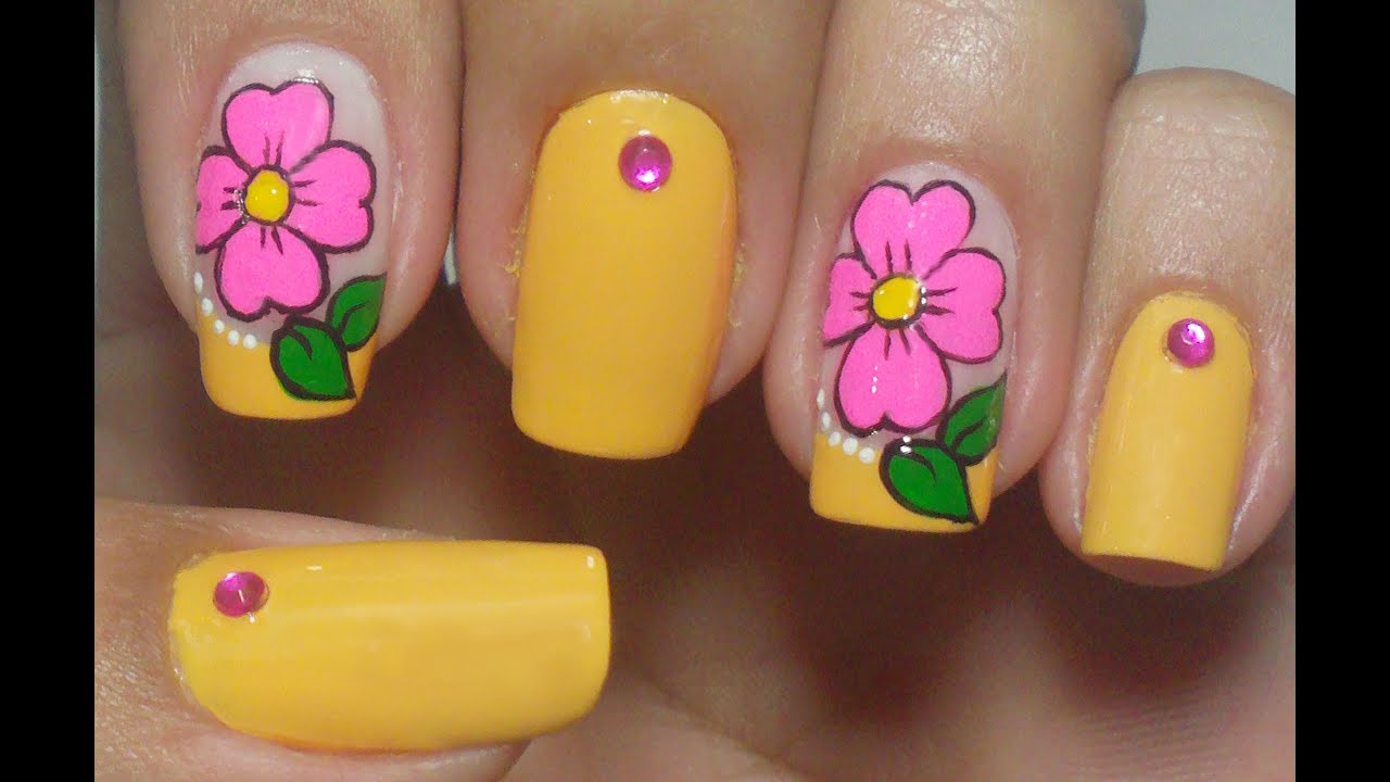 Unhas Amarelas Decoradas com Flores Manual Bela e Simples