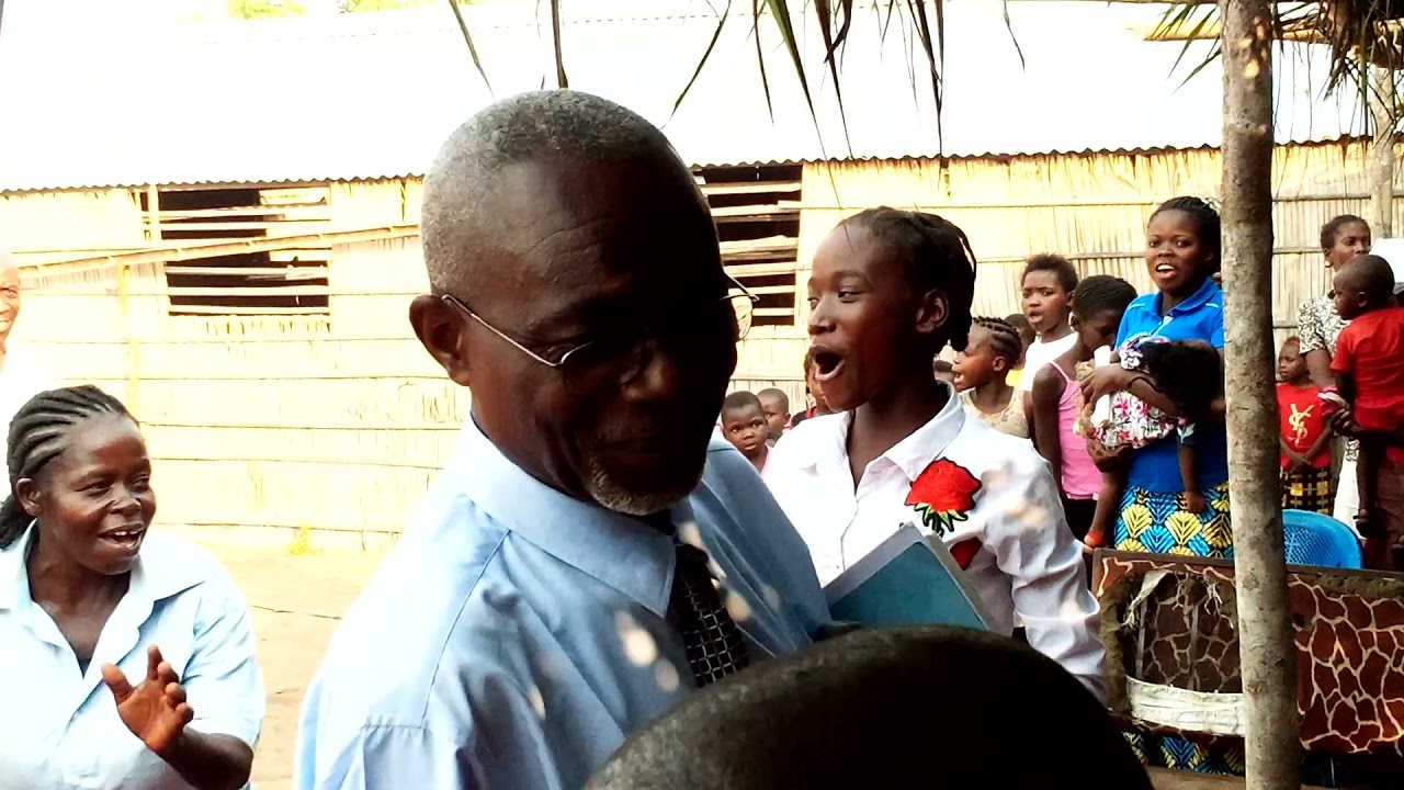 accueil de l'évêque MBUSHU ÉTIENNE à kalenga,dans le territoire de masimanimba