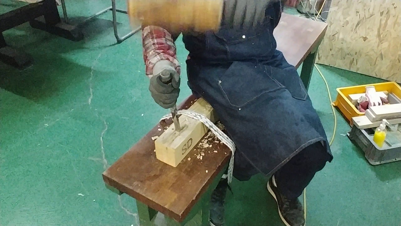 나무망치로 끌 작업하기