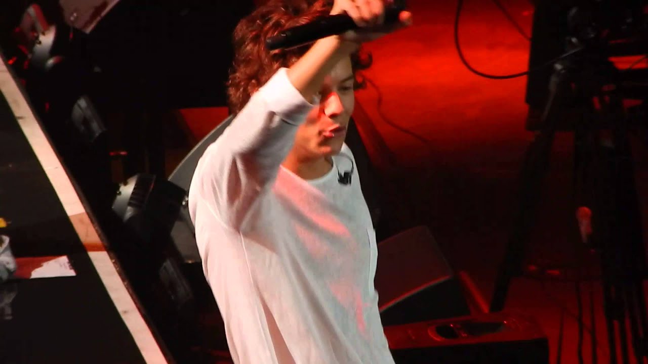 One Direction - Teenage Dirtbag + Harry almost getting burned - July 9th Toronto, ACC