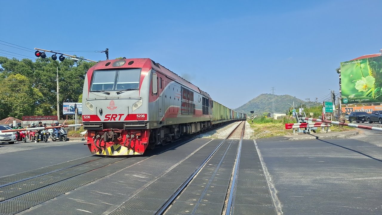 ขบวนรถสินค้า574 ท่าพระ - ท่าเรือแหลมฉบัง CRRC CDA5B1 Nom5236 ผ่านกม.130/8 12.44 นาที ช้า 87 นาที