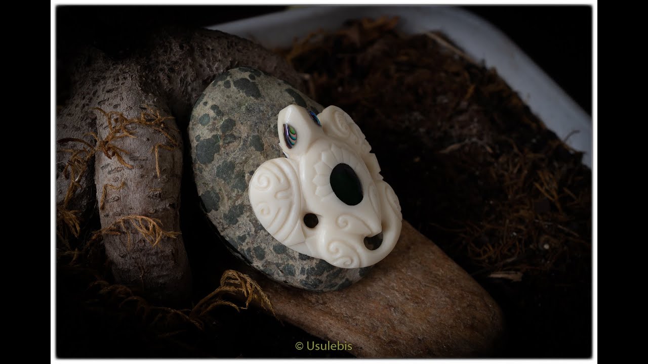 création d'un pendentif tortue en os serti de jade