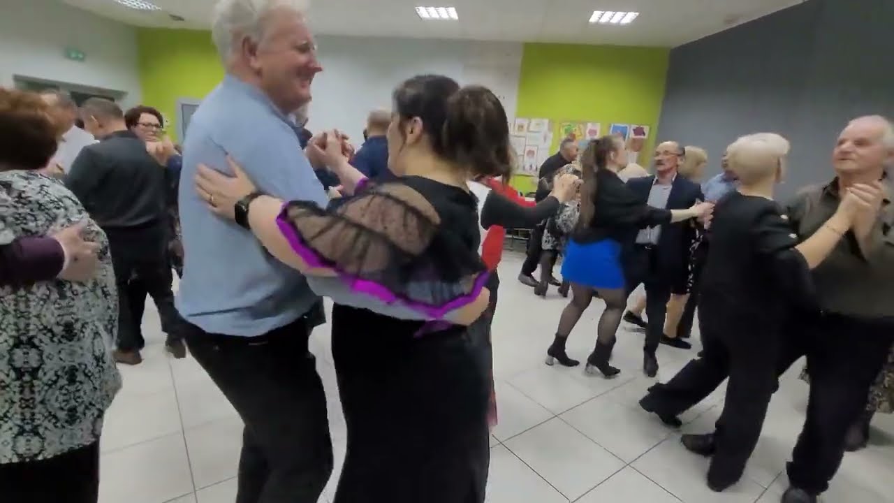 Piotr pięknie odtańczył skowroneczka z Justyną a przygrał im Olek i przyśpiewał Sławek