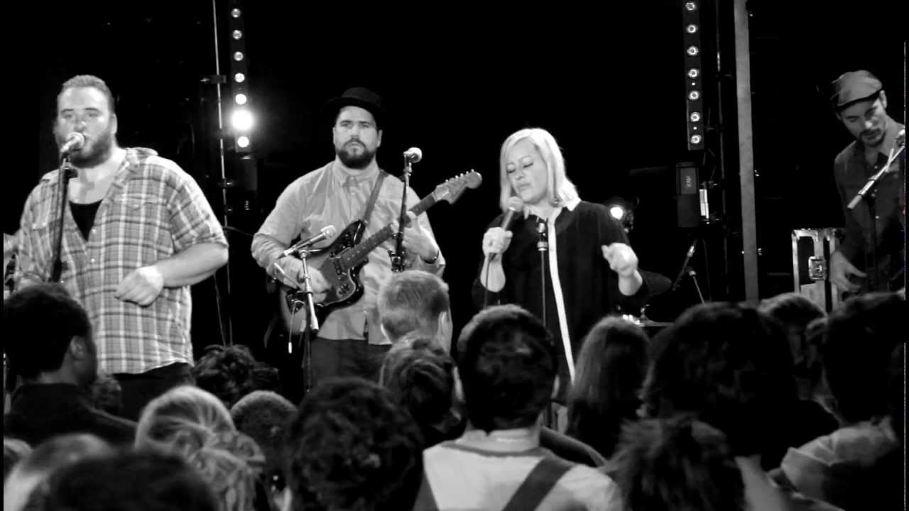 Quantic & Alice Russell with the Combo Barbaro - Pushin' On (Live)