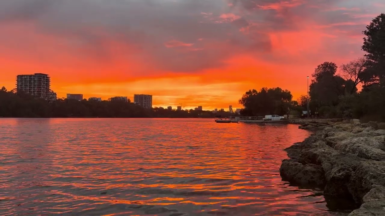 Perth’s sunset tonight 🌅 orange and pink sky on a summer night at the Swan River in Maylands 