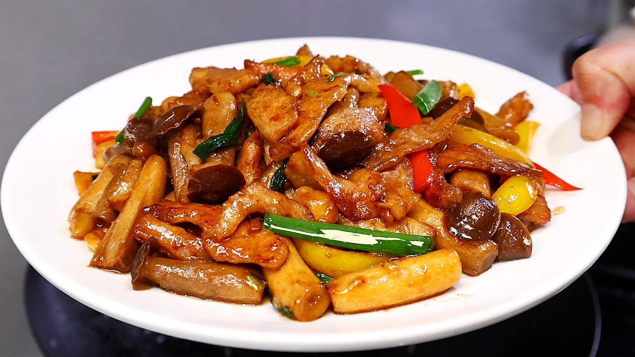 脆嫩的猪颈肉配上菌菇简单炒，好吃又下饭！