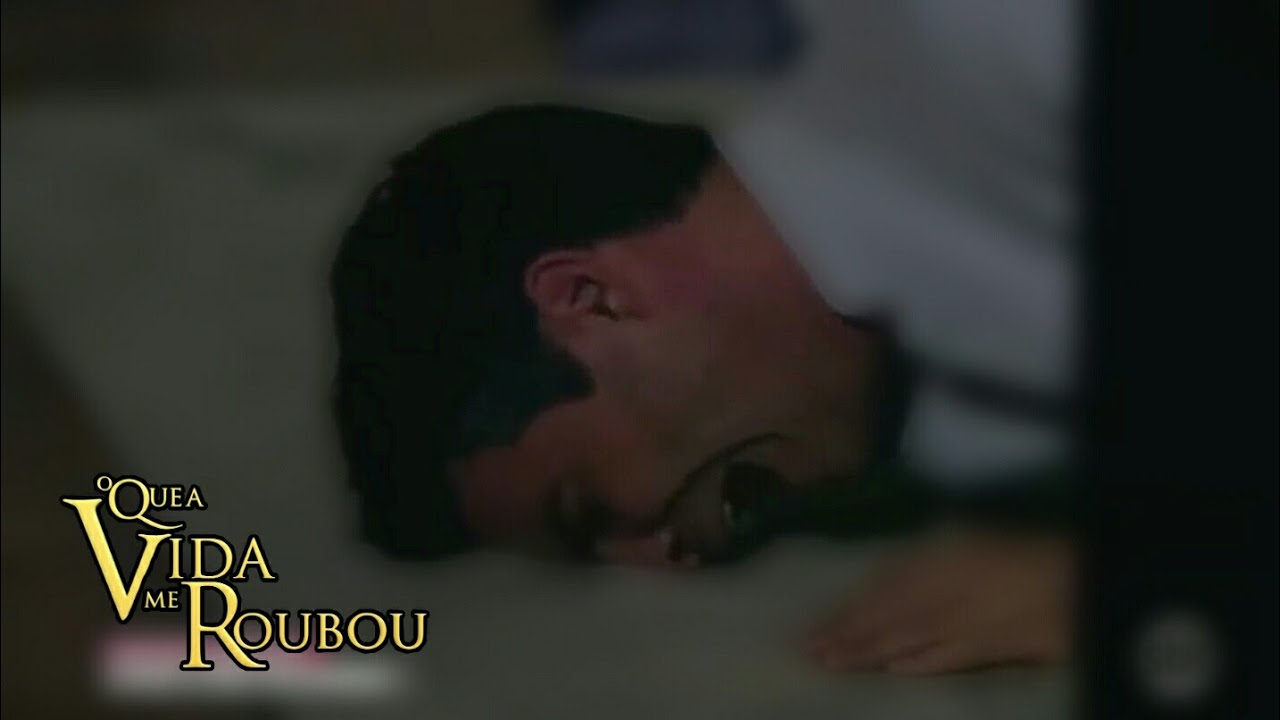 O Que a Vida Me Roubou - Demétrio sofre com a morte de Mônica e Montserrat tenta acalmá-lo