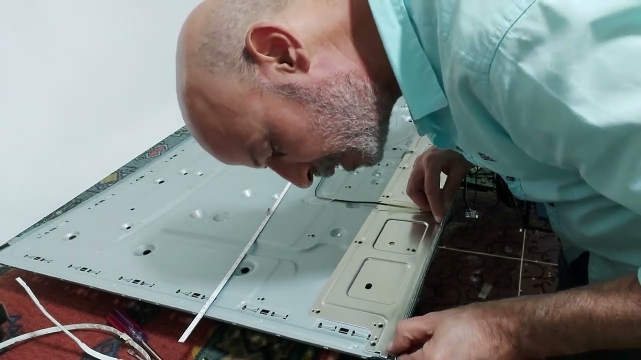 تغير ليدات شاشة سامسونج كرف UA55RU7300S وطريقة رفع حماية المين بورد والبانيل