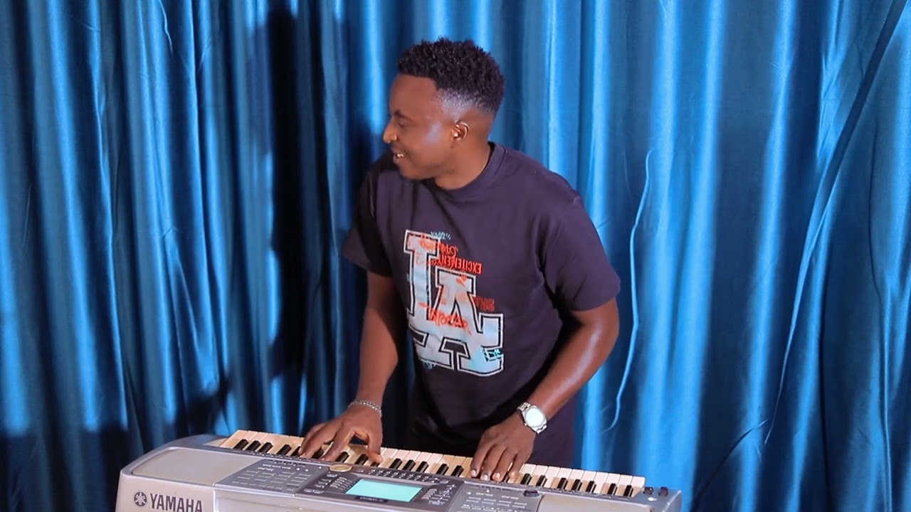 Iyumvire_Umucuranzi_ufite_amavuta_menyshi_Imana _ihabwe_icyubahiro
