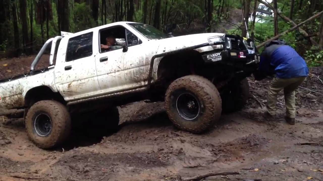 Twin locked Toyota hilux trying Ellis track Wesburn