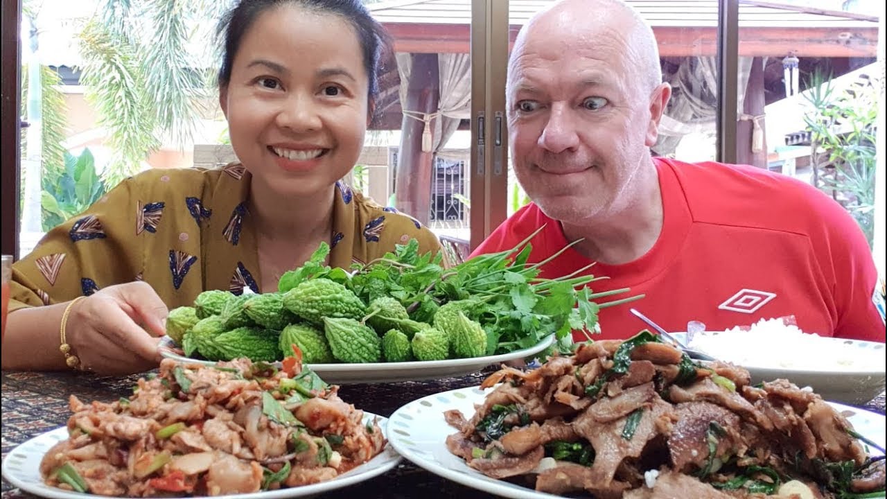 ซุปเห็ดฟาง เป็ดผัดซีอิ้ว มะระขี้นกผักสด Stir Fried Duck Spicy Mushroom Salad