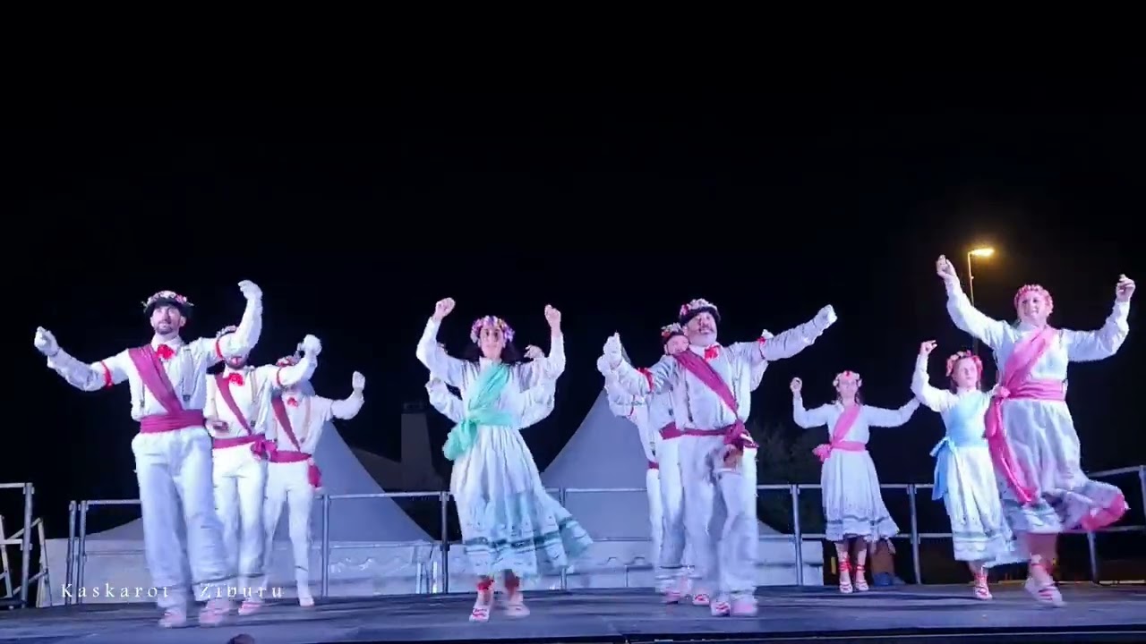 Fandango Betelu - Par Angeluarrak Dantza Taldea–Groupe Folklorique de la Ville d’ Anglet Pays Basque