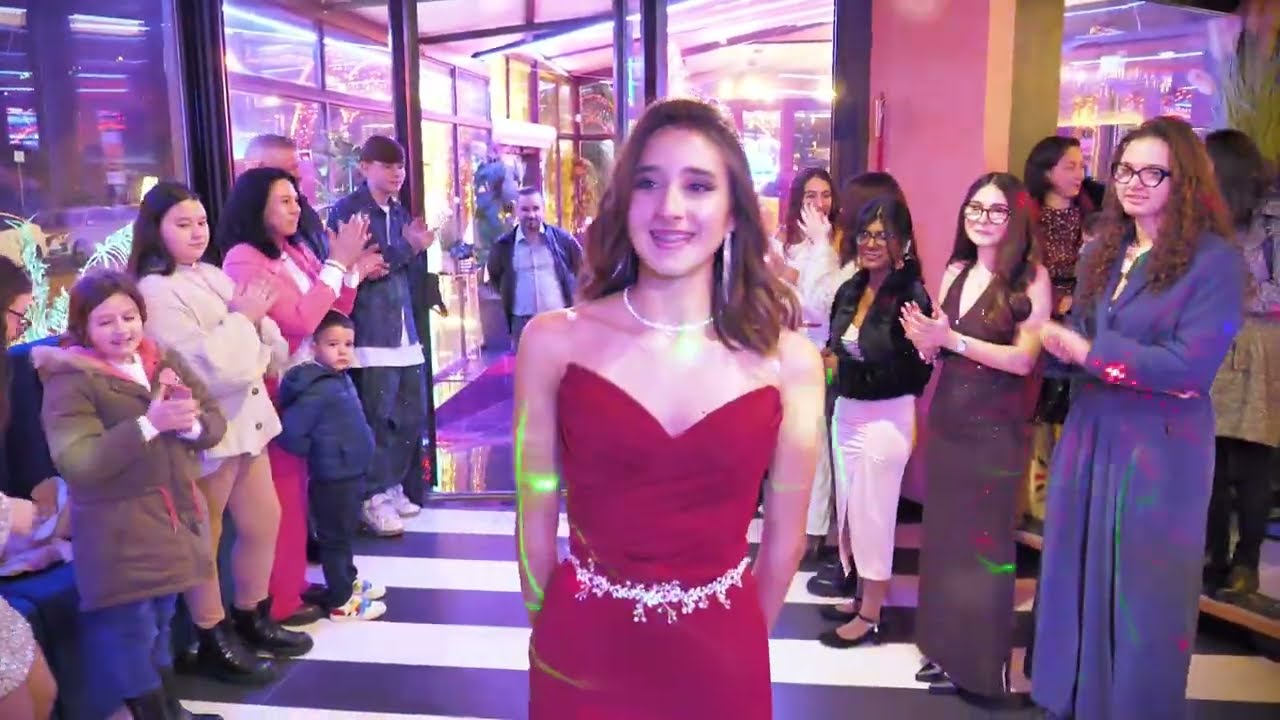 Giulia Maria 18 ani 01 FullHD