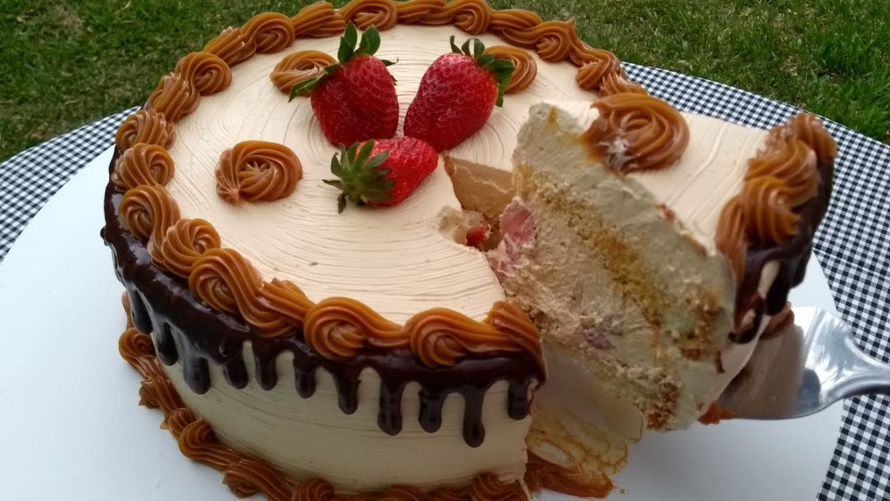 Bolo musse de doce de leite com morangos