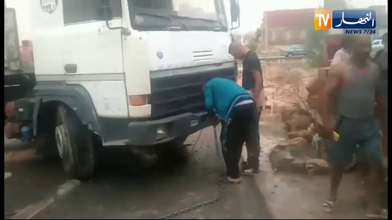 سقوط شاحنة نصف مقطورة محملة بالياجور في حي السلام ببلدية المشرية في النعامة