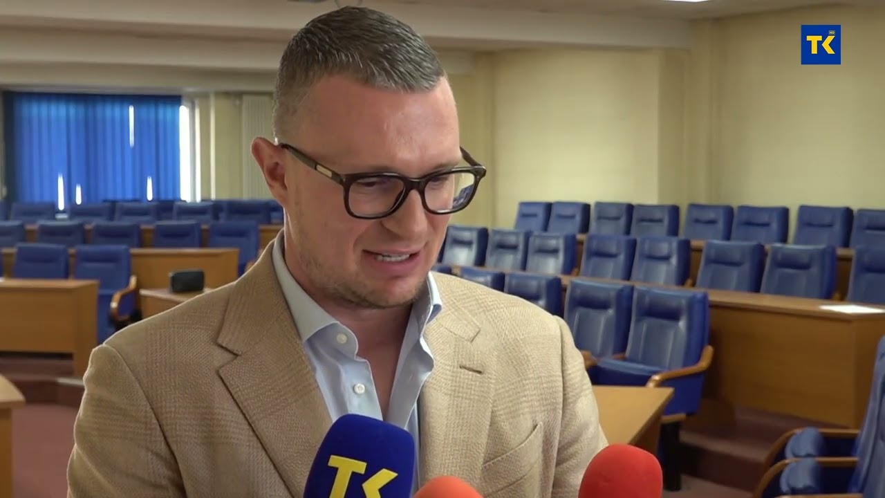 Zahvalnice i specijalna priznanja donatorima uručio je direktor UKC-a Tuzla prof.dr. Šekib Umihanić