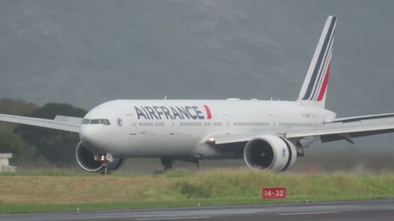 Atterrissage Boeing 777-300 , Air France ,F-GZNF, Paris-Orly - La Réunion
