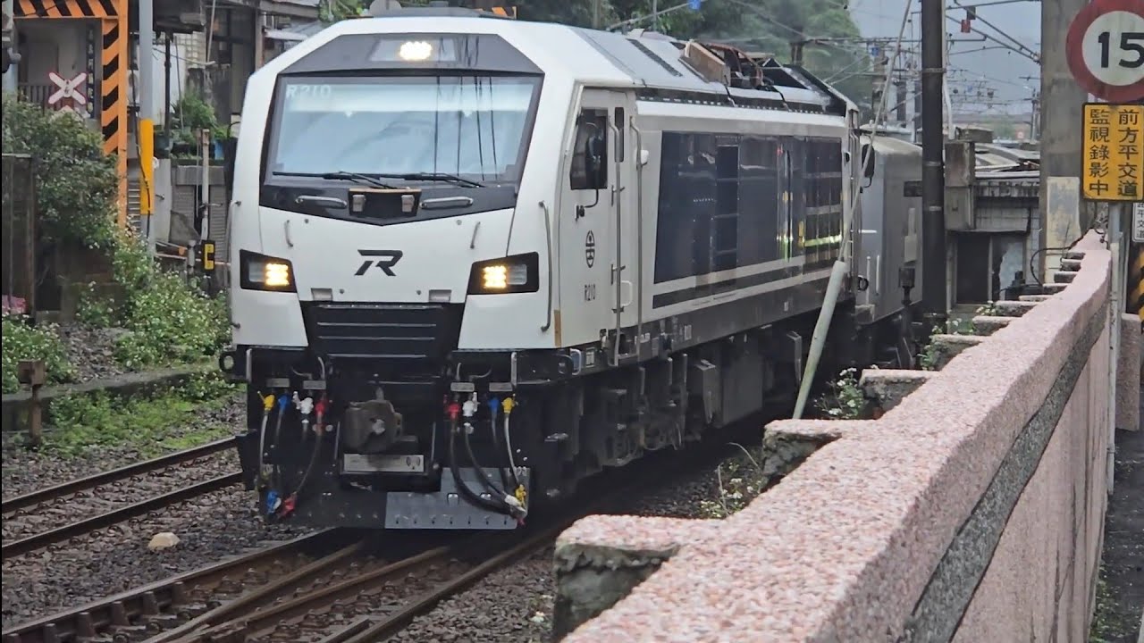 7505次東澳發車開往五堵貨場的藍白R200型瑞士施泰德R210單柴電頭+數節幸福水泥白色水泥斗車貨列，和4017次瑞芳發車經由宜蘭線開往樹林的銀綠色微笑號EMU900型十輛一編組EMU904區間快車