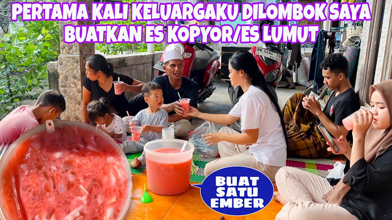 PAPA PANEN KELAPA MUDA UNTUK DIBUAT ES LUMUT/ES KOPYOR YANG SEGAR