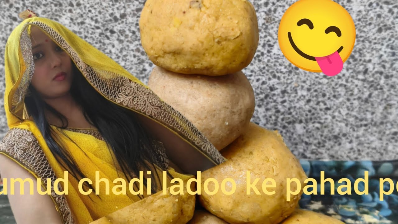 #kumud chadi Ladoo ke pahad pe 😯😋