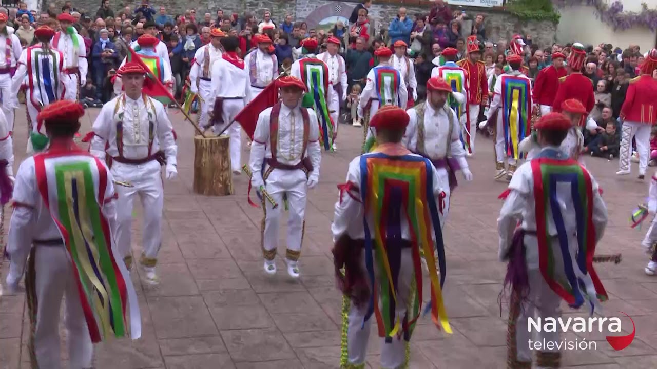 Valcarlos baila al son de sus tradicionales Bolantes