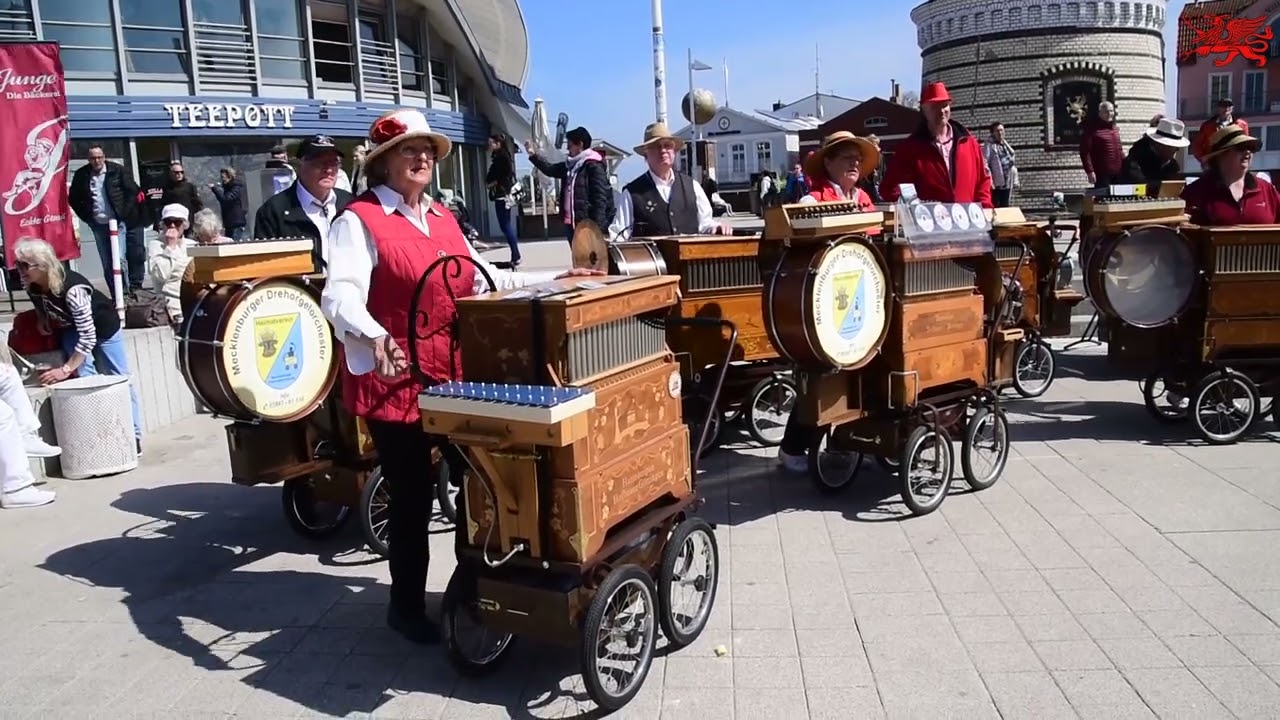 Warnemünde das Mecklenburger Drehorgel Orchester am 30.04.2022 am Teepott Teil 1