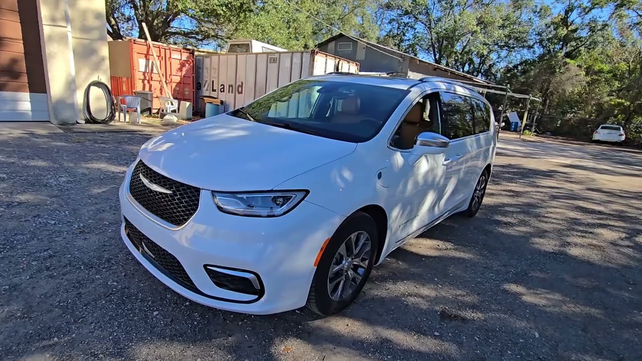 Chrysler Pacifica hybrid Pinnacle - рідкий звір