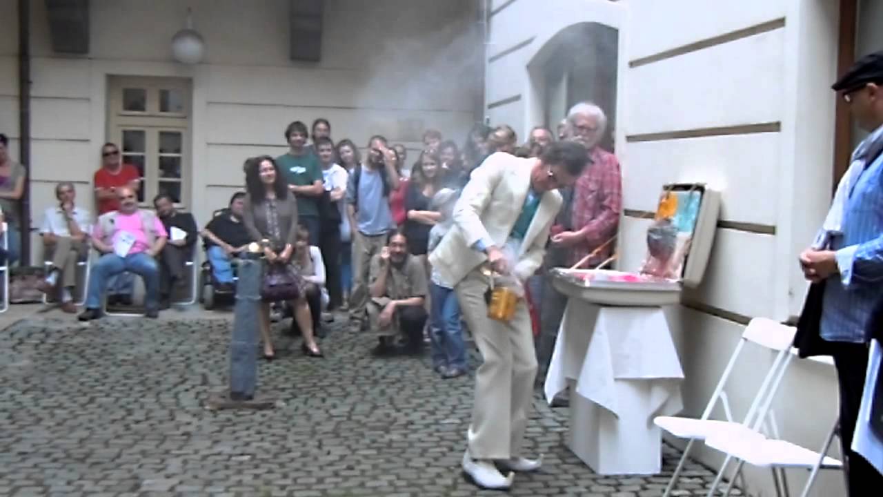 František Skála performance na vernisáži v Plzni 23.06.2011