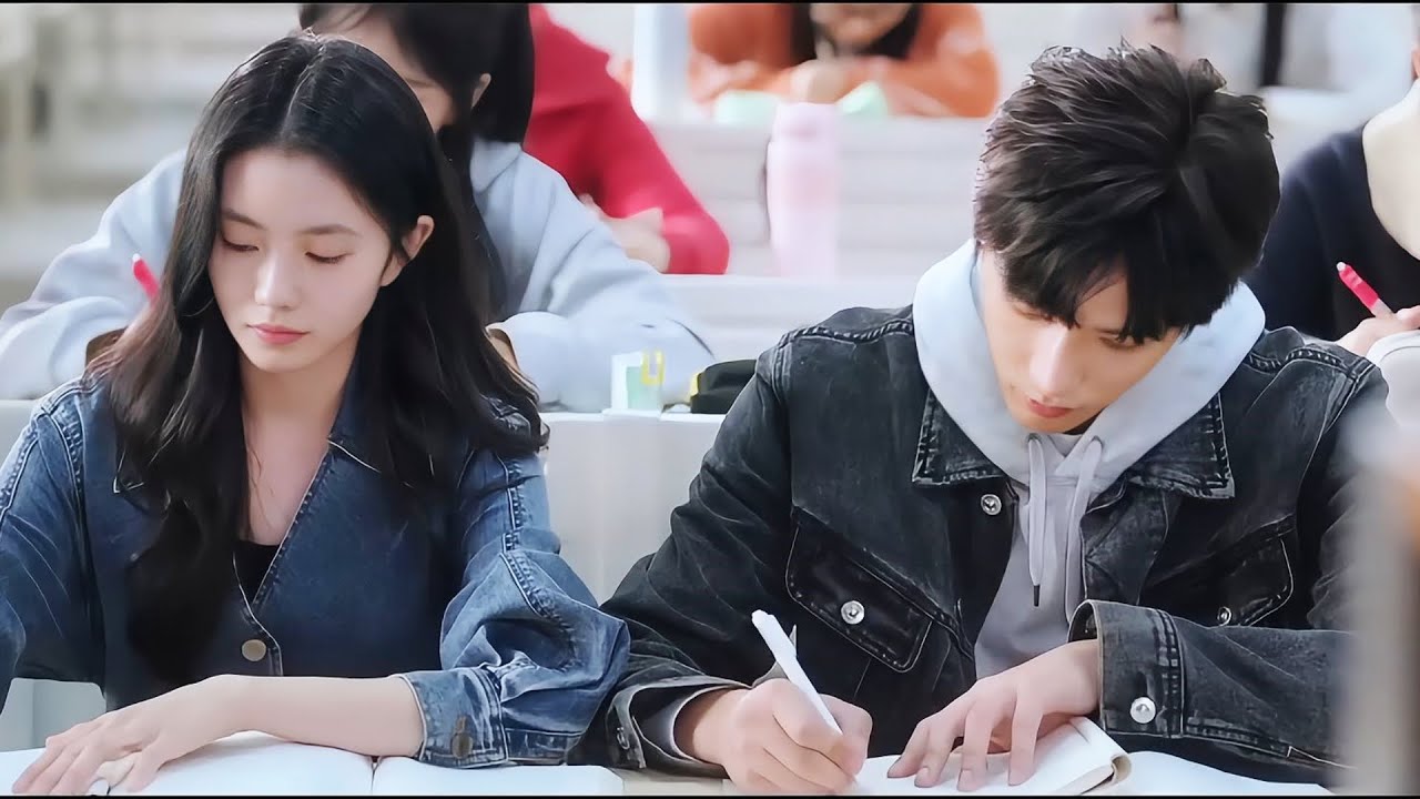 💘课堂开小差VS学霸力？陈路周徐栀被点名后从容化解，这波操作帅到老师都没脾气！#陷入我们的热恋 #王安宇 #刘浩存 #最新電影#大陸電影#愛情電影
