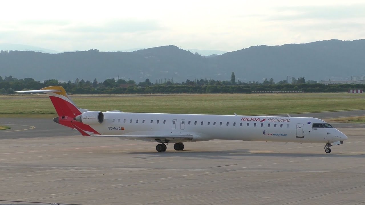 Air Nostrum CRJ-1000 landing at Graz Airport | EC-MVC