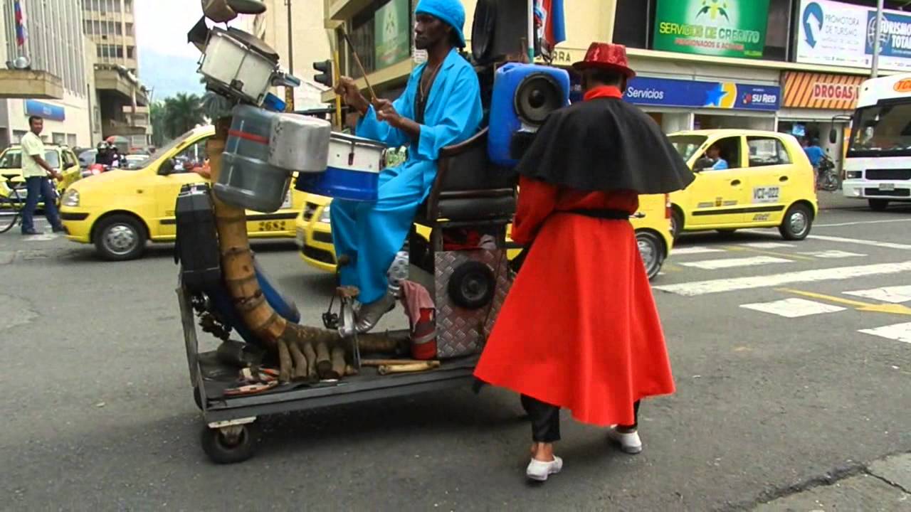 Cultura Popular Colombiana. Caleños bailando y cantando.Musicos de la calle en Cali.