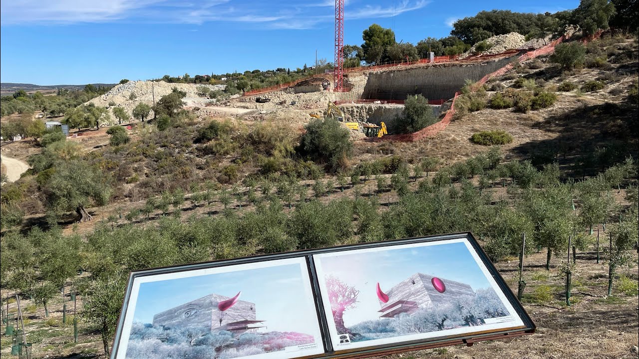 LA Organic - Primera piedra de la almazara de autor de Philippe Starck
