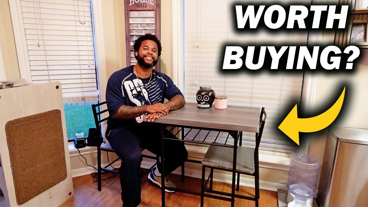 Этот миниатюрный обеденный гарнитур действительно подходит для маленькой кухни.