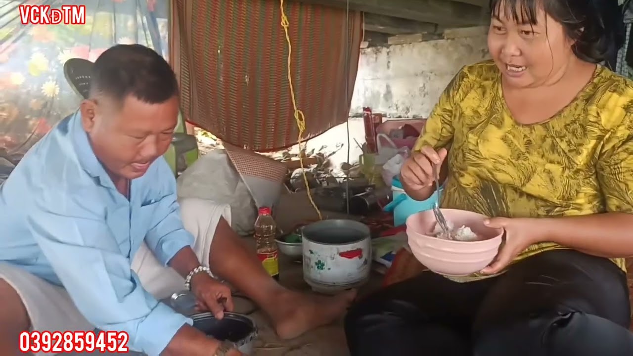 Chị Ba hôm nay được chồng đãi ăn heo quay