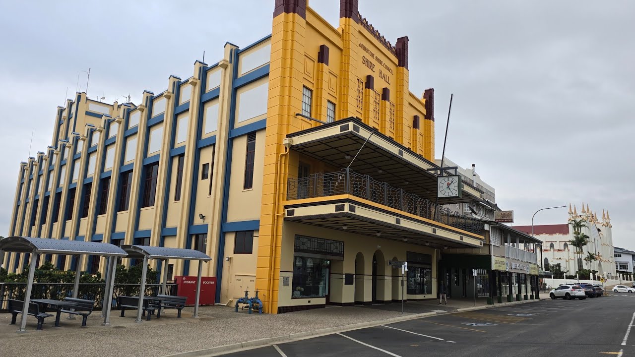 INNISFAIL. Hour from CAIRNS. Cool old buildings.   A bit of Australian History.  Farm Jobs - bananas
