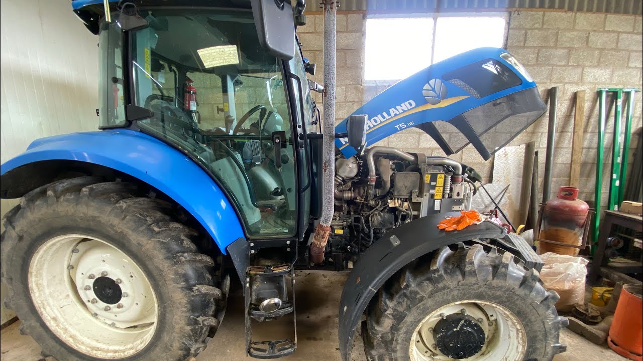 Saturday workshop. New Holland T5 engine oil, front axle and hub oil change and hydraulic oil… kinda