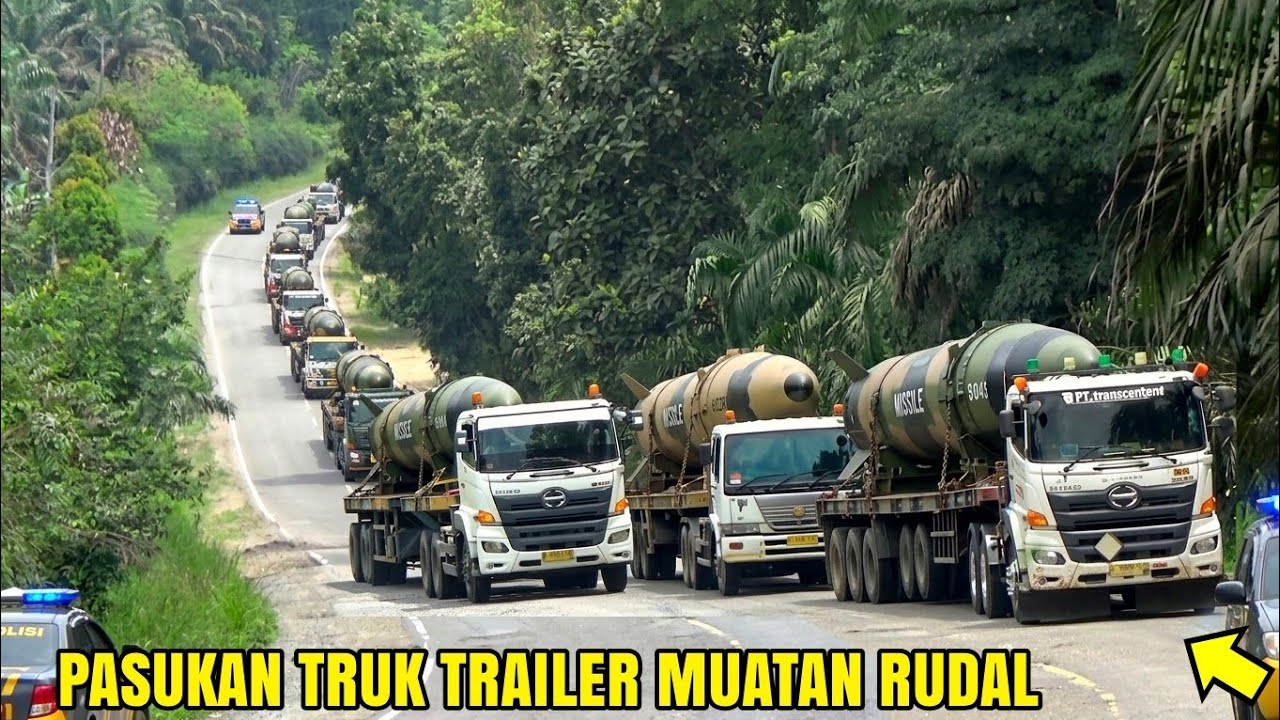 PASUKAN TRUK TRAILER MUATAN RUDAL, TRUK TRADO MUATAN EXCAVATOR 