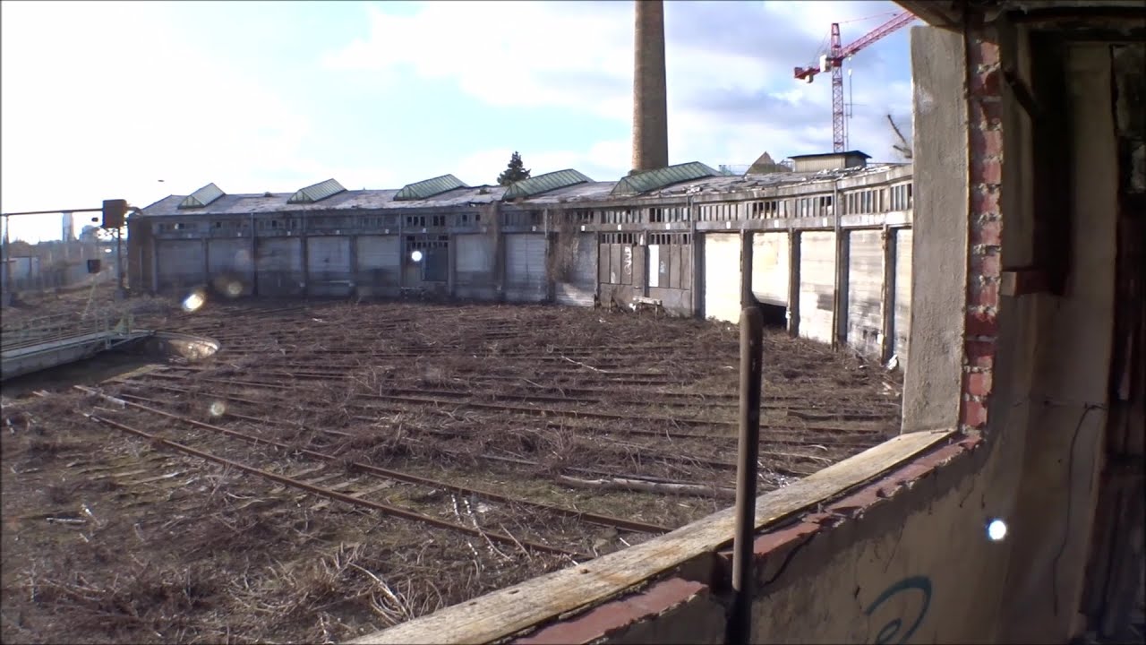 Verlassener Lokschuppen mit Drehscheibe  Abandoned locomotive shed with a turntable  Lost Places