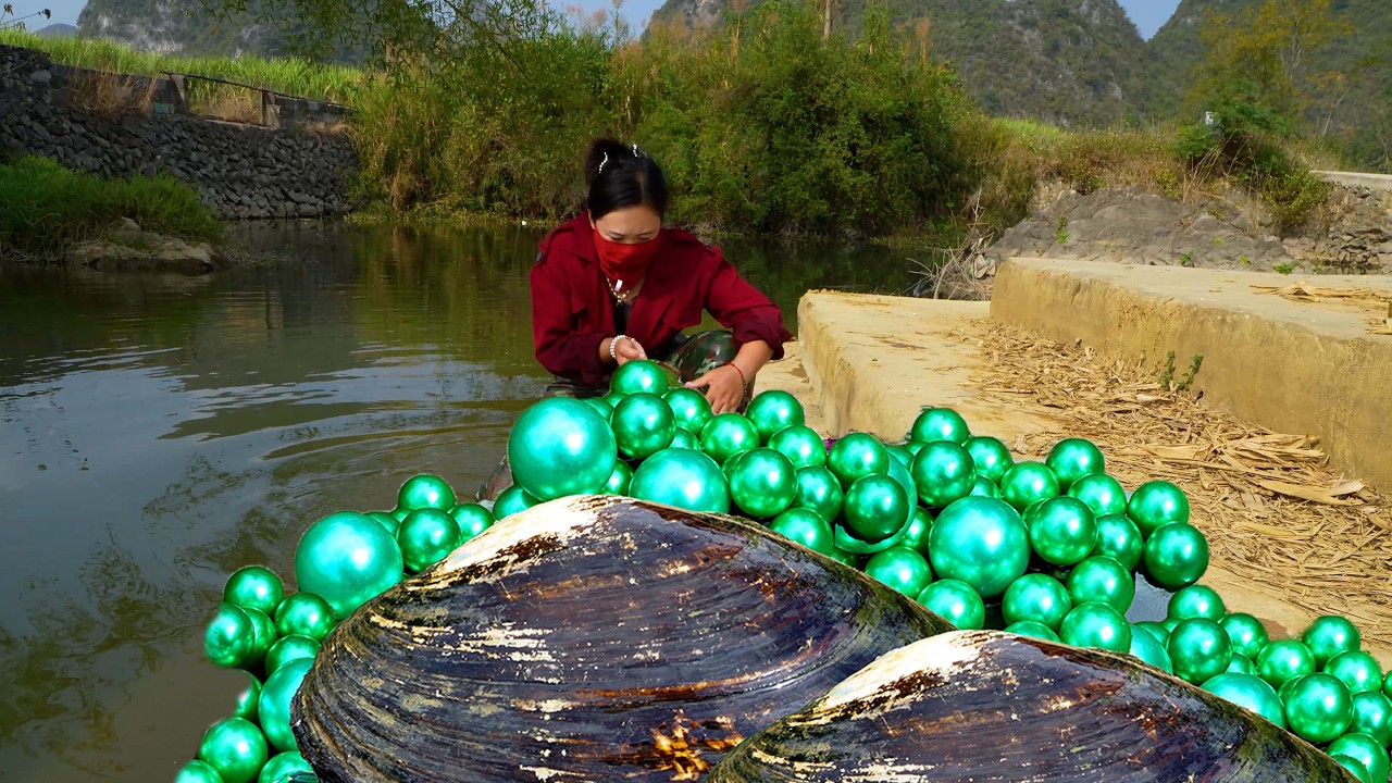 Freshwater giant clams, nurturing high-quality and charming green pearls, are extremely beautiful