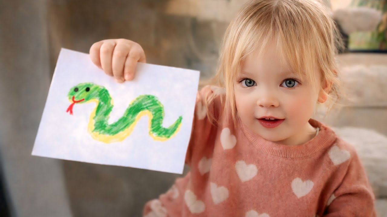 OHH MY SWEET ELLIE IS SO EXCITED.I THINK SHE SAID SHE WAS DRAWING A SNAKE🐍#kayandtayofficial #ellie