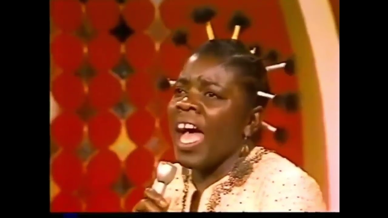 Salome Bey sings Mon Pays - Wayne and Shuster