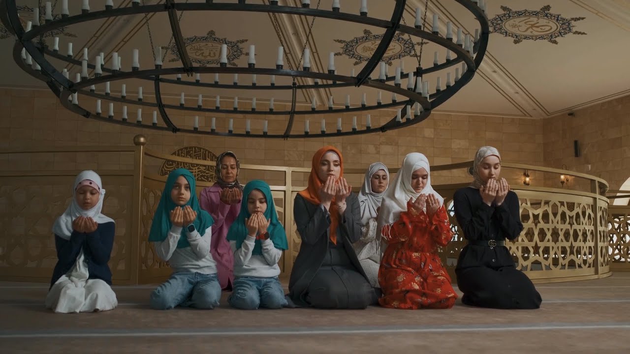 Muslim woman praying | Free Footage - Videos for content creators