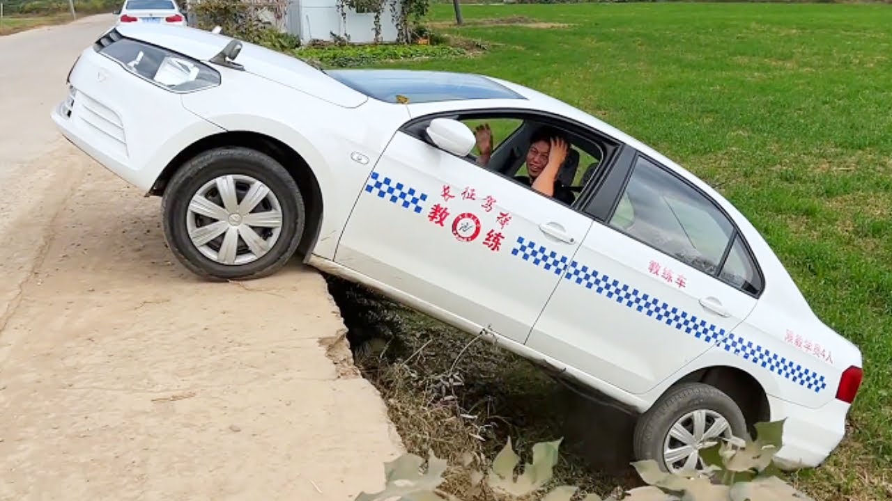 The Car Reversed Into A Ditch, And The Tires Emitted A Lot Of White Smoke.