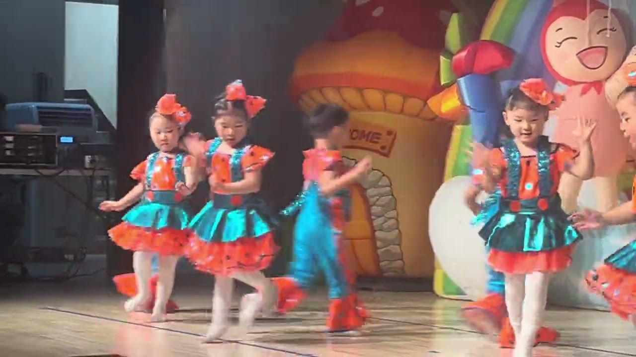20251104 하율 재롱발표(청바지) 
