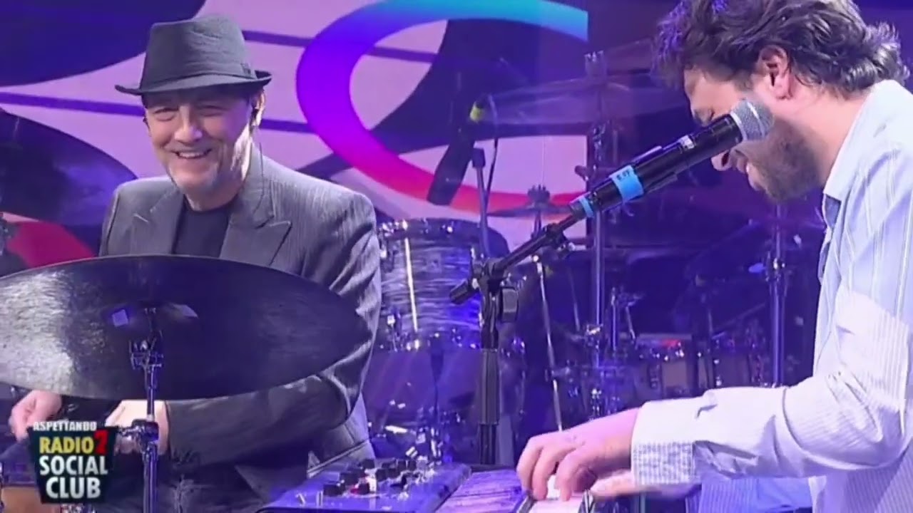 Walter Ricci ospite di Luca Barbarossa Radio 2 Social Club suona We' versione napoletana di L.O.V.E