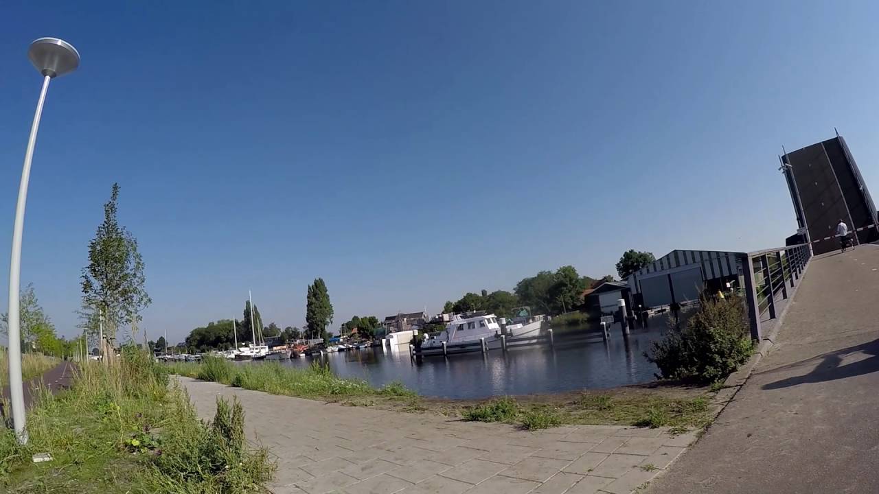 Amsterdam noord.  Langs het zijkanaal I. Tuindorp Oostzaan.  Aug 2016.